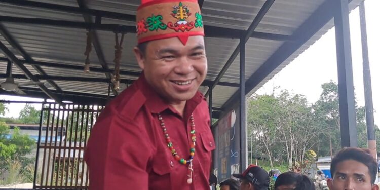 Perwakilan AMGM dan MGMB, Yepta Diharja menyapa tamu yang hadir saat jumpa pers di Kuala Kurun, Selasa (5/7/2022). (MASAPNEWS/GCM)