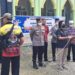 Wakil Bupati Gunung Mas Efrensia LP Umbing menyerahkan sapi kurban secara simbolis kepada Ketua DMI kabupaten HM Rusdi di Kuala Kurun, Sabtu (9/7/2022). (MASAPNEWS/GCM)