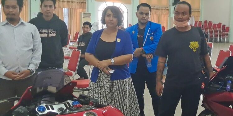 Anggota DPRD Kabupaten Gumas Iceu Purnamasari bersama Ketua KNPI Gunung Mas Indrajid Wade Pratama dan lainnya melihat langsung salah satu motor yang ikut serta pada kontes modifikasi KNPI Fest 2022 di Kuala Kurun, Sabtu (16/7/2022). (MASAPNEWS/GCM)