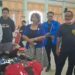 Anggota DPRD Kabupaten Gumas Iceu Purnamasari bersama Ketua KNPI Gunung Mas Indrajid Wade Pratama dan lainnya melihat langsung salah satu motor yang ikut serta pada kontes modifikasi KNPI Fest 2022 di Kuala Kurun, Sabtu (16/7/2022). (MASAPNEWS/GCM)
