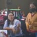Warga Kuala Kurun Nia (baju putih) langsung mencoba buah tanggaring yang dibelinya dari Trisna Yulianti (kanan), Jumat (29/7/2022). (MASAPNEWS/GCM)