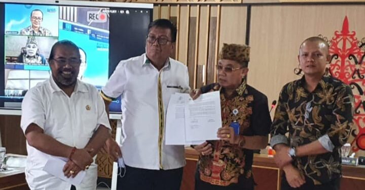Rektor UPR Dr Andrie Elia selaku Ketua Senat didampingi Sekretaris Senat Agus Mulyawan SH MH menyerahkan hasil rapat senat tentang tindak lanjut Pilrek UPR 2022-2026 kepada Ketua Panitia Prof Dr Joni Bungai didampingi Sekretaris Panitia Prof Dr I Nyoman Sudyana usai rapat senat di aula PPIIG UPR, Senin (4/7/2022).
