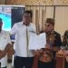 Rektor UPR Dr Andrie Elia selaku Ketua Senat didampingi Sekretaris Senat Agus Mulyawan SH MH menyerahkan hasil rapat senat tentang tindak lanjut Pilrek UPR 2022-2026 kepada Ketua Panitia Prof Dr Joni Bungai didampingi Sekretaris Panitia Prof Dr I Nyoman Sudyana usai rapat senat di aula PPIIG UPR, Senin (4/7/2022).