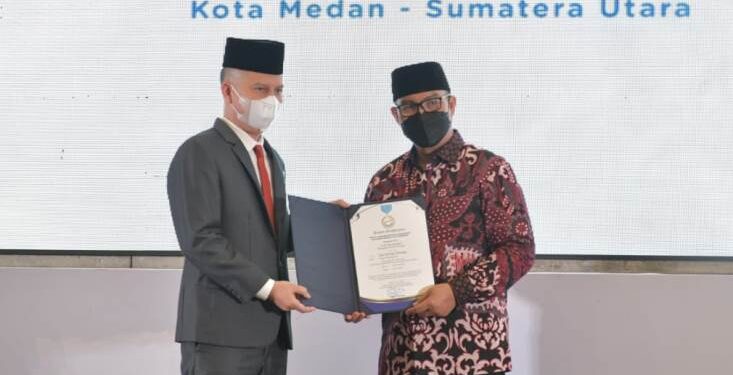Bupati Gumas, Jaya S Monong (kiri) menerima penghargaan Manggala Karya Kencana dari Kepala BKKBN, Hasto Wardoyo di Medan, Sumatera Utara, Rabu (6/7/2022). (IST)