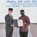 Bupati Gumas, Jaya S Monong (kiri) menerima penghargaan Manggala Karya Kencana dari Kepala BKKBN, Hasto Wardoyo di Medan, Sumatera Utara, Rabu (6/7/2022). (IST)