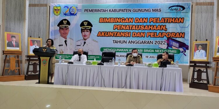 Wakil Bupati Gumas Efrensia LP Umbing (berdiri) didampingi Sekda Yansiterson, memberi arahan pada kegiatan bimbingan dan pelatihan penatausahaan, akuntansi dan pelaporan, dengan aplikasi Simda Next-G atau FMIS tahun 2022, Senin (18/7). (Foto : Diskominfosantik Gumas)