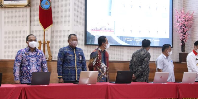 Kepala Diskominfosantik Kabupaten Gunung Mas Ruby Haris (kiri) bersama perwakilan pemerintah daerah lain saat bersiap melakukan penandatanganan PKS dengan BSSN, di Aula dr Roebiono Kertopati BSSN, Depok, Jawa Barat, Rabu (20/7/2022). (Foto : Diskominfosantik Kabupaten Gunung Mas)