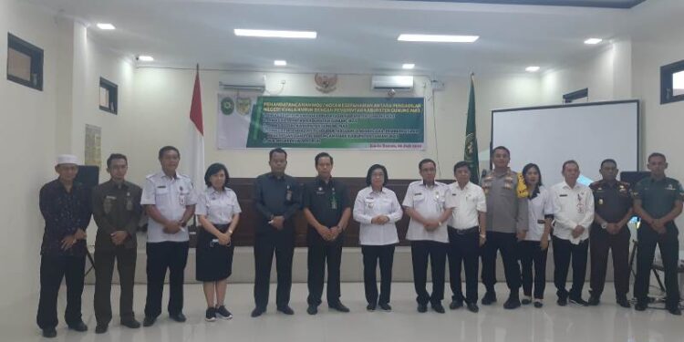 Ketua DPRD Gumas Akerman Sahidar saat foto bersama dengan Wabup Gumas, dan unsur Forkopimda setempat di kantor PN Kuala Kurun, Rabu (20/7/2022). (MASAPNEWS/HY)