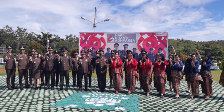 Kepala Kejaksaan Negeri Gumas Nixon Nikolaus Nila bersama jajarannya saat foto bersama dalam rangka HBA ke-62 yang diperingati secara sederhana, Jumat (22/7/2022). (MASAPNEWS/HY)