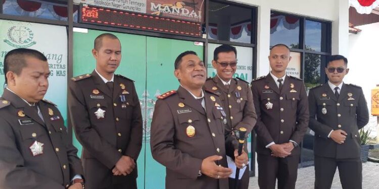 Kajari Gumas Nixon Nikolaus Nila yang didampingi jajarannya saat memberikan keterangan terkait capaian penanganan perkara di Kantor Kejari setempat, Jumat (22/7/2022). (MASAPNEWS/HY)