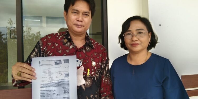 Megawati, S.K.M. (kanan) bersama kuasa hukumnya Sitmar Heinly I. Anggen, S.H. menunjukkan dokumen yang diperlukan untuk keperluan persidangan di PN Kuala Kurun, Kabupaten Gunung Mas, Senin (25/7/2022). (IST)