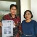 Megawati, S.K.M. (kanan) bersama kuasa hukumnya Sitmar Heinly I. Anggen, S.H. menunjukkan dokumen yang diperlukan untuk keperluan persidangan di PN Kuala Kurun, Kabupaten Gunung Mas, Senin (25/7/2022). (IST)