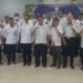 Sekda Gumas Yansiterson bersama Kepala DPU Gumas Baryen dan lainnya berfoto bersama usai acara pembukaan di Kuala Kurun, Rabu (27/7/2022). (MASAPNEWS/HY)