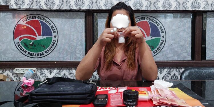 Tersangka SR (29) diamankan bersama 4 paket plastik klip narkotika jenis sabu dengan berat 14,44 gram, Selasa (26/7/2022).(Photo:Satresnarkoba Polres Gumas)