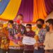 Bupati Gumas Jaya S Monong menyerahkan piala, piagam, dan uang pembinaan kepada para juara lomba, dalam rangka memeriahkan HUT ke-66 SMPN 1 Kurun, di Kuala Kurun, Kamis (18/8/2022). (MASAPNEWS/GCM)