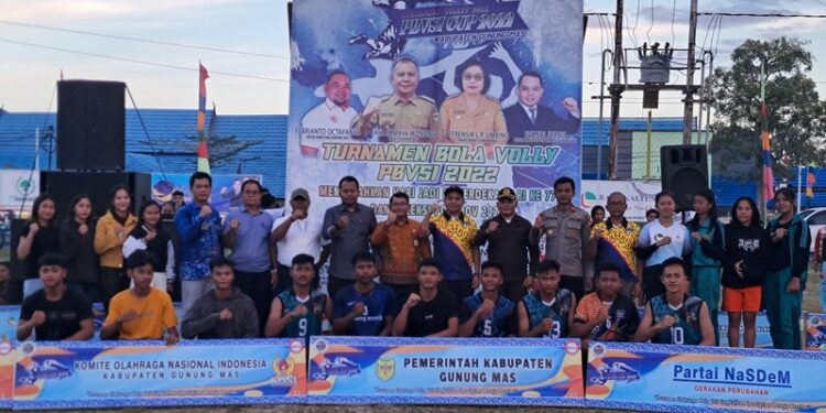 Ketua PBVSI Kabupaten Gunung Mas Evandi, Ketua panitia turnamen Nopri JK Handuran, Forkopimda, para atlet belia yang akan dipersiapkan menghadapi Porprov, dan lainnya, berfoto bersama saat penutupan turnamen bola voli di Kuala Kurun, Jumat (19/8/2022). (MASAPNEWS/GCM)