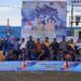 Ketua PBVSI Kabupaten Gunung Mas Evandi, Ketua panitia turnamen Nopri JK Handuran, Forkopimda, para atlet belia yang akan dipersiapkan menghadapi Porprov, dan lainnya, berfoto bersama saat penutupan turnamen bola voli di Kuala Kurun, Jumat (19/8/2022). (MASAPNEWS/GCM)