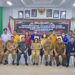 Wabup Gumas Efrensia LP Umbing, Sekda Yansiterson, Kepala Badan Kesbangpol Sugiarto, perwakilan parpol, dan lainnya berfoto bersama usai menandatangani berita acara serah terima bantuan keuangan parpol, di Kuala Kurun, Selasa (23/8/2022). (MASAPNEWS/GCM)