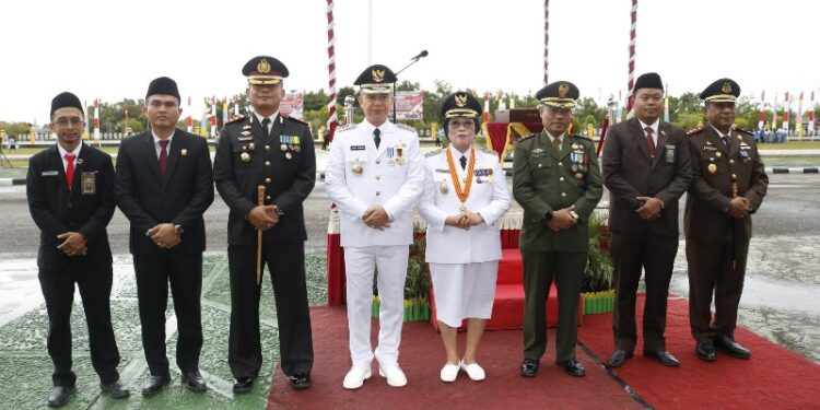 Wakil Ketua I DPRD Kabupaten Gumas Binartha (kedua dari kiri) bersama Bupati Jaya S Monong, Wakil Bupati Efrensia L.P. Umbing, dan Forkopimda berfoto usai upacara HUT ke-77 RI di Kuala Kurun, Rabu (17/8/2022). (Foto : Protokol dan Perjalanan Setda Gumas)