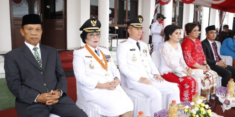 Bupati Gumas Jaya S Monong dan istri, Wakil Bupati Efrensia L.P. Umbing dan suami, serta Wakil Ketua I DPRD Gumas Binartha dan istri, saat upacara HUT ke-77 RI di Kuala Kurun, Rabu (17/8/2022). (Foto : Protokol dan Perjalanan Setda Gumas)