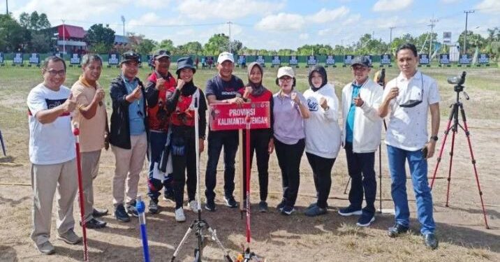 Ketua DPRD Kotim Rinie (pakai topi) bersama rombongan Komisi III DPRD Kabupaten Kotawaringin Timur datang ke lokasi Kejurnas Panahan Senior 2022 di Palangka Raya untuk memberi semangat atlet panahan asal Kotawaringin Timur yang memperkuat kontingen Kalimantan Tengah, Sabtu (2/7/2022). (ANT/IST)