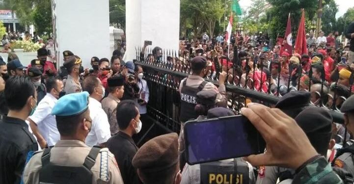 Ketua DPRD Kalimantan Tengah Wiyatno saat bertemu dan mendengarkan aspirasi ratusan warga Kalteng yang sedang melakukan demonstrasi di depan gedung DPRD Kalteng, Rabu (10/8/2022). (ANT/IST)