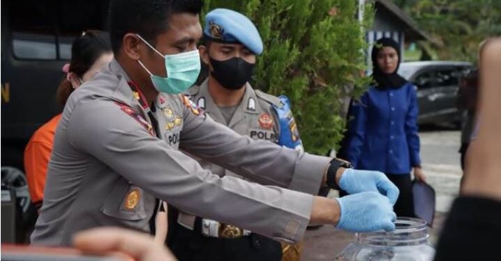 Kabag Ops Kompol Tri Wibowo, S.E., S.I.K., saat pemusnahan barang bukti sabu, di halaman Mapolres setempat, Selasa (16/8/2022). (Foto : Polres Gumas)