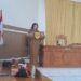 Wakil Bupati Gunung Mas Efrensia LP Umbing membacakan sambutan tertulis Bupati Jaya S Monong, saat rapat paripurna di Kuala Kurun, Rabu (24/8/2022). (MASAPNEWS/GCM)