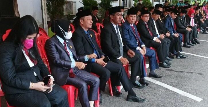 Anggota DPRD Kotawaringin Timur hadir mengikuti upacara pengibaran bendera merah putih memperingati HUT ke-77 Kemerdekaan Republik Indonesia di halaman kantor bupati, Sampit, Rabu (17/8/2022) pagi. (ANT)