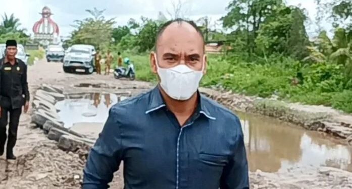Wakil Ketua Komisi IV DPRD Kabupaten Kotawaringin Timur, Bima Santoso saat meninjau kerusakan Jalan Mohammad Hatta atau lingkar selatan Sampit, Senin (25/7/2022) lalu. (ANT)