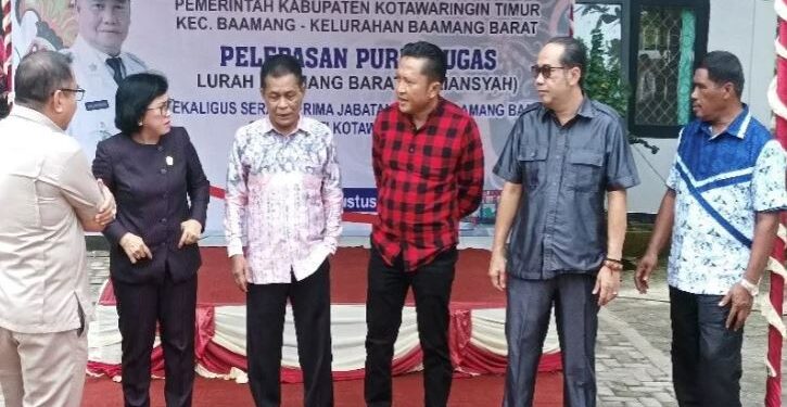 Anggota DPRD Kotim Dadang Siswanto (baju merah) bersama rekannya anggota dewan lainnya berbincang dengan Lurah Baamang Barat, Paliansyah (batik merah muda), Senin (1/8/2022). (ANT)