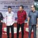 Anggota DPRD Kotim Dadang Siswanto (baju merah) bersama rekannya anggota dewan lainnya berbincang dengan Lurah Baamang Barat, Paliansyah (batik merah muda), Senin (1/8/2022). (ANT)