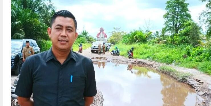 Ketua Komisi IV DPRD Kotawaringin Timur Muhammad Kurniawan Anwar saat meninjau kerusakan Jalan Mohammad Hatta atau lingkar selatan, Senin (25/7/2022). (ANT)