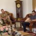 Bupati Gumas Jaya S Monong menerima kunjungan dari Panitia Porseni KPRP Resort GKE Kuala Kurun, di rumah jabatan bupati, baru-baru ini. (Foto : Tangkapan layar Facebook @Sobat Muda Jaya)