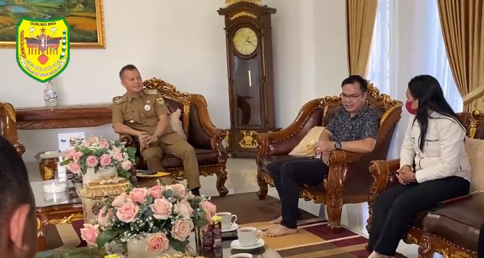Bupati Gumas Jaya S Monong menerima kunjungan dari Panitia Porseni KPRP Resort GKE Kuala Kurun, di rumah jabatan bupati, baru-baru ini. (Foto : Tangkapan layar Facebook @Sobat Muda Jaya)