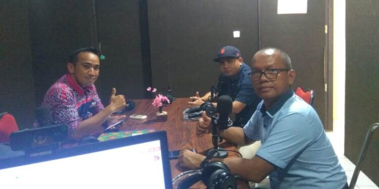 Ketua PBVSI Kabupaten Gumas Evandi bersama Ketua panitia turnamen Nopri JK Handuran dan lainnya, melakukan talk show terkait turnamen voli, di Radio Hamauh FM, Kamis (18/8/2022). (Foto : PBVSI Gumas)