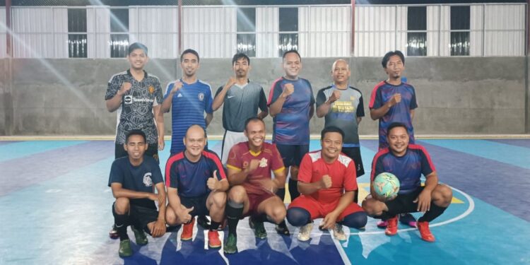 Kedua tim melakukan fhoto bersama sebelum bertanding di lapangan futsal SBM di Kuala Kurun, Rabu (24/8/2022) malam. (fhoto: Istimewa)