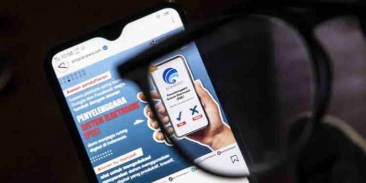 Warga membuka aplikasi media sosial Instagram di Jakarta, Senin (18/7/2022). Kemenkominfo akan memblokir beberapa aplikasi terkait adanya pendaftaran Penyelenggara Sistem Elektronik (PSE) sebagai upaya pemerintah Indonesia untuk melindungi konsumen masyarakat, diantaranya Google, Facebook, Instagram dan WhatsApp. (MASAPNEWS/ANT)