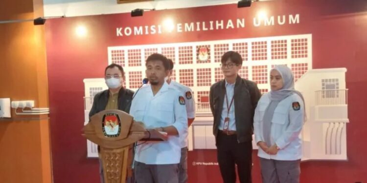 Anggota KPU RI Idham Holik menyampaikan pembaruan informasi proses pendaftaran partai politik calon peserta Pemilu 2024 pada hari pertama tahapan pendaftaran, di Jakarta Senin. (MASAPNEWS/ANT)