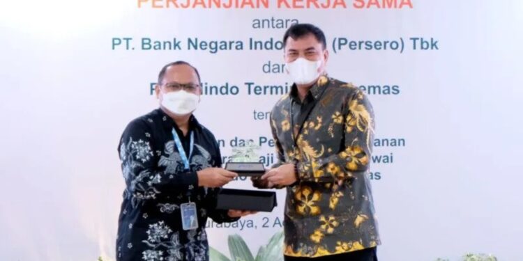 General Manager Divisi Penjualan BNI Efrizal (Kiri) dan Direktur SDM Pelindo Terminal Petikemas Edi Priyanto usai Penandatanganan Perjanjian Kerja Sama Penyediaan Jasa Penyaluran Gaji (payroll) Bagi Karyawan Pelindo III oleh BNI di Kantor Wilayah 06 BNI, Selasa (02/08/2022). (MASAPNEWS/ANT/HO-Humas BNI)