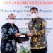 General Manager Divisi Penjualan BNI Efrizal (Kiri) dan Direktur SDM Pelindo Terminal Petikemas Edi Priyanto usai Penandatanganan Perjanjian Kerja Sama Penyediaan Jasa Penyaluran Gaji (payroll) Bagi Karyawan Pelindo III oleh BNI di Kantor Wilayah 06 BNI, Selasa (02/08/2022). (MASAPNEWS/ANT/HO-Humas BNI)