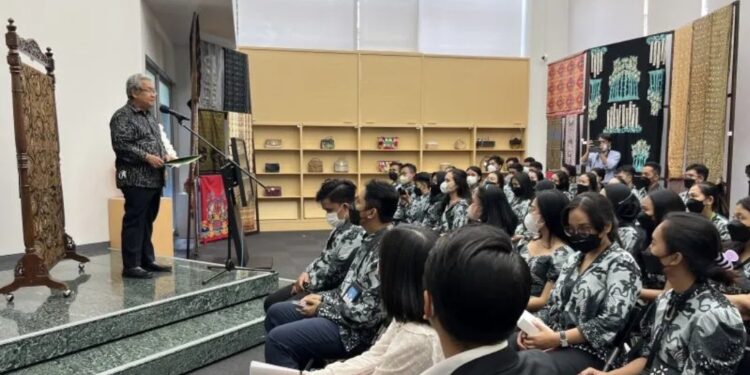 Duta Besar Republik Indonesia untuk Jepang dan Federasi Mikronesia Heri Akhmadi saat menerima tim paduan suara Universitas Sebelas Maret Solo (UNS) Voca Erudita di Kedutaan Besar Republik Indonesia (KBRI) Tokyo, Selasa (2/8). (MASAPNEWS/ANT)