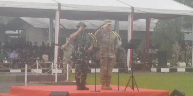 Panglima TNI Jenderal Andika Perkasa (kiri) didampingi Komandan USQPARC Jenderal Charles A Flyn (kanan) membuka latihan bersama Super Garuda Shield (SGS) Tahun 2022 dari Pusat Latihan Tempur, di Baturaja, Sumatera Selatan, Rabu (3/8/2022). (MASAPNEWS/ANT)