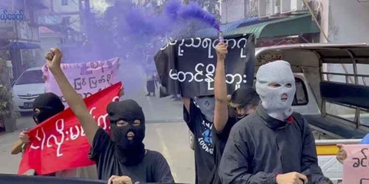 Arsip - Sejumlah warga di Yangon, Myanmar, menggelar protes pascaeksekusi mati para aktivis, 25 Juli 2022. Gambar ini diambil dari video di media sosial. (MASAPNEWS/ANT/Lu Nge Khit/via Reuters)