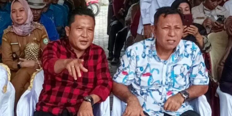 Wakil Ketua Komisi III, Dadang Siswanto bersama Wakil Ketua I DPRD Kotawaringin Timur Rudianur saat menghadiri pelepasan purna tugas Lurah Baamang Hulu, Paliansyah pada Senin (1/8/2022). (MASAPNEWS/ANT)