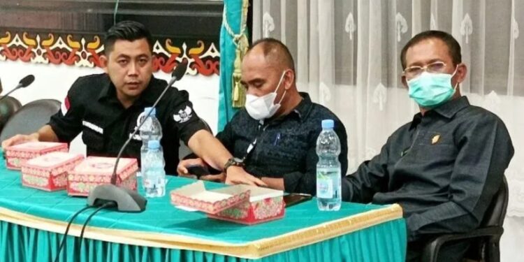 Ketua Komisi IV DPRD Kotawaringin Timur Muhammad Kurniawan Anwar (kiri) bersama dua anggotanya saat menghadiri rapat pembahasan penanganan jalan lingkar selatan, Selasa (26/7/2022) lalu. (MASAPNEWS/ANT)