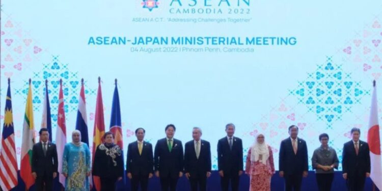Menlu RI Retno Marsudi (kedua kanan) berpartisipasi dalam pertemuan tingkat menteri ASEAN-Jepang yang diselenggarakan di Phnom Penh, Kamboja, pada Kamis (4/8/2022). (MASAPNEWS/ANT/HO-Twitter Menlu RI)