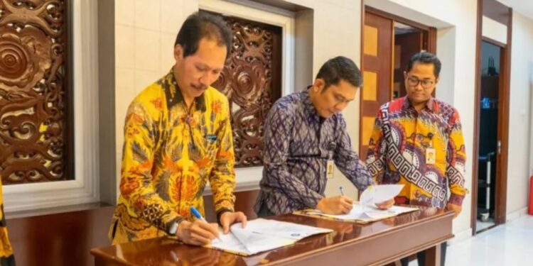 Deputi II KSP Abetnego Tarigan menandatangani kesepakatan kerja sama dengan Institut Teknologi Nasional (ITN) Malang di Gedung Bina Graha, Jakarta, Selasa (9/8/2022). (MASAPNEWS/ANT/HO-KSP)