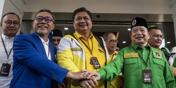 Ketua Umum DPP Partai Golkar Airlangga Hartarto (tengah), Ketua Umum DPP PAN Zulkifli Hasan (kiri), dan Ketua Umum DPP PPP Suharso Monoarfa (kanan) bertumpu tangan bersama usai melakukan Pendaftaran Partai Politik Calon Peserta Pemilu 2024 di Gedung KPU, Jakarta, Rabu (10/8/2022). (MASAPNEWS/ANT)