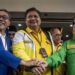 Ketua Umum DPP Partai Golkar Airlangga Hartarto (tengah), Ketua Umum DPP PAN Zulkifli Hasan (kiri), dan Ketua Umum DPP PPP Suharso Monoarfa (kanan) bertumpu tangan bersama usai melakukan Pendaftaran Partai Politik Calon Peserta Pemilu 2024 di Gedung KPU, Jakarta, Rabu (10/8/2022). (MASAPNEWS/ANT)